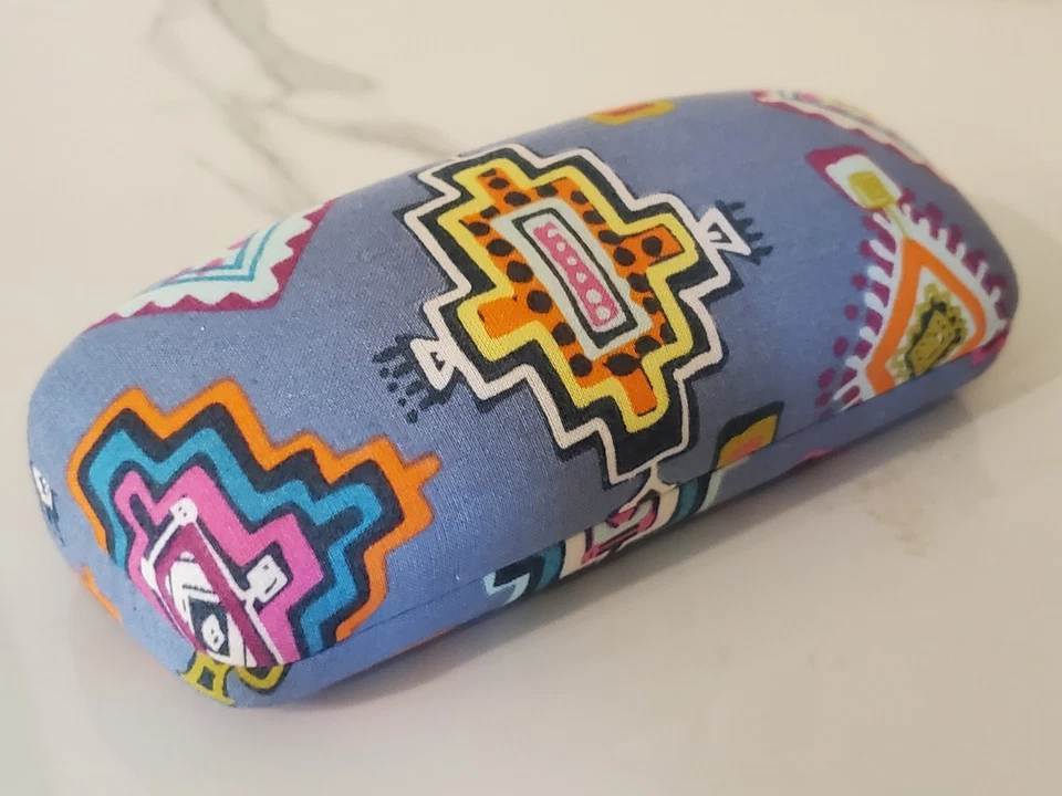 Vera Bradley Hard Shell Magnetic Eyeglass Case Blue Painted Medallions Pattern - Image 3 of 4