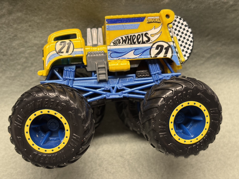 (jab-69)    Die cast - Hot Wheels - Monster truck   "# 21 - Garbage truck"