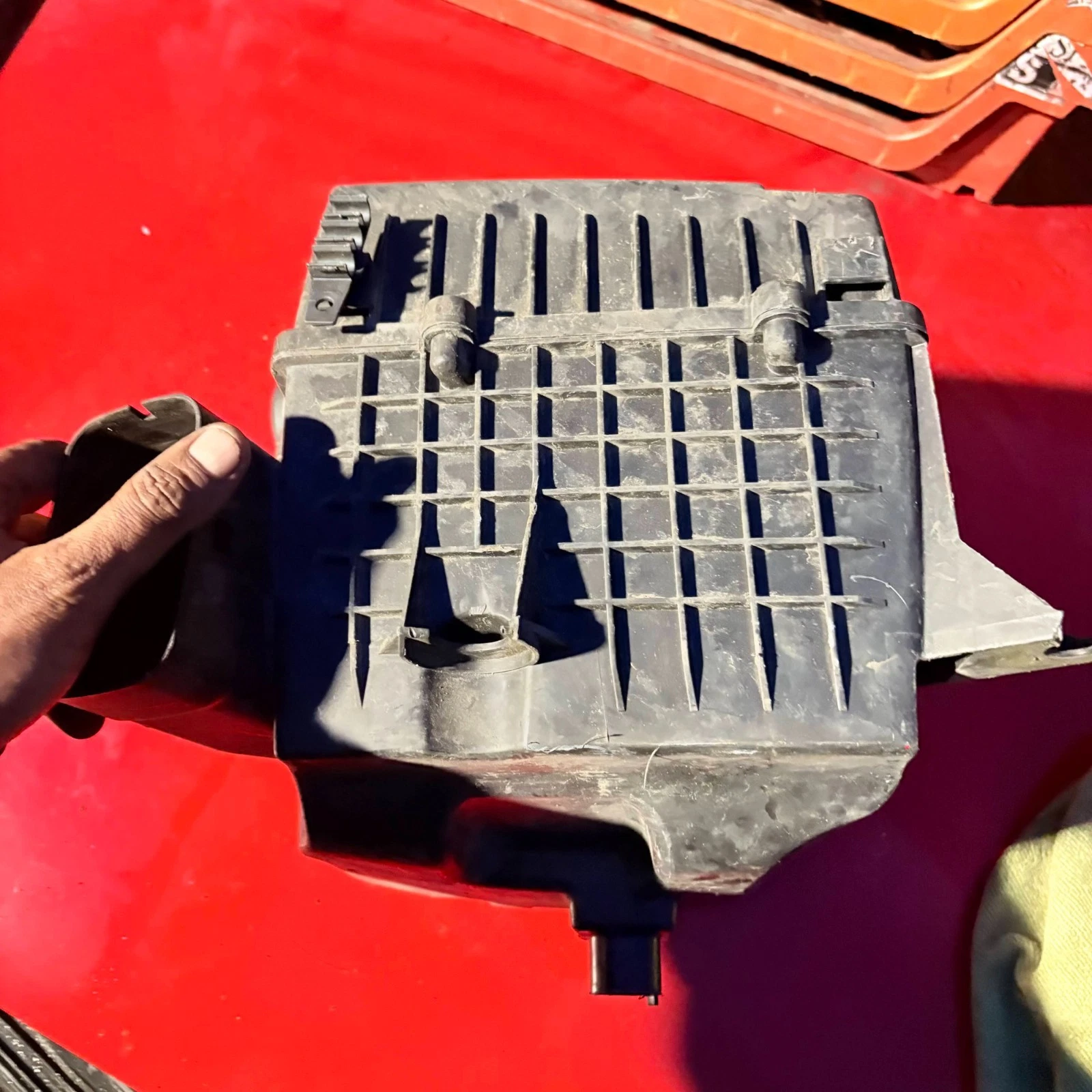 Underside and mounting points of actual Skoda Rapid air box