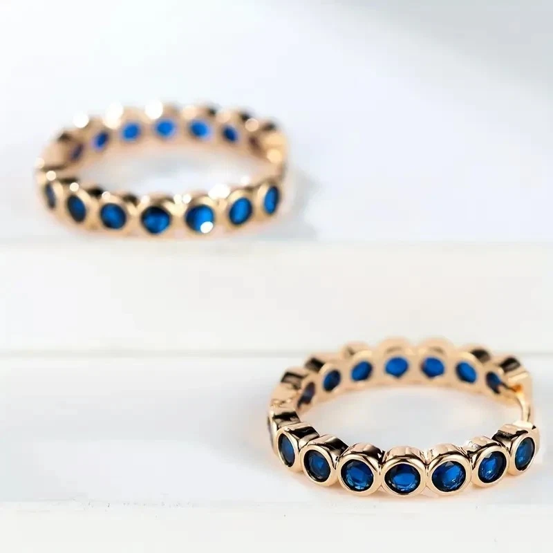 Pendientes de aro de lujo de zafiro azul simulado de corte redondo de 2 quilates enchapados en oro rosa de 14 k Foto 3 de 4