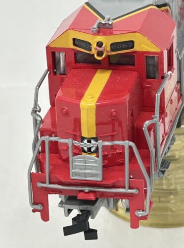Bachmann HO GP40 Locomotive, Santa Fe #6067 Runs, light works. - Picture 4 of 5