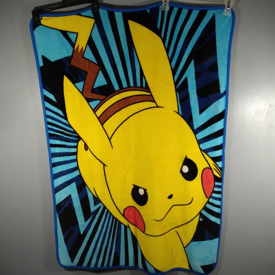 Manta Northwest Pokemon Pikachu 47"x 36" manta polar usada 2015 Foto 3 de 4