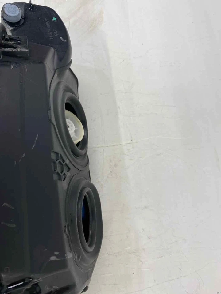 12 13 14 15 MERCEDES ML SERIES Fuel Tank Door - Imagem 4 de 4