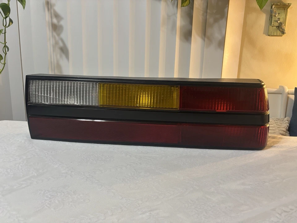 Luz trasera convertible derecha OEM E3ZB-13440-A 1983-1986 leer detalle Foto 2 de 4