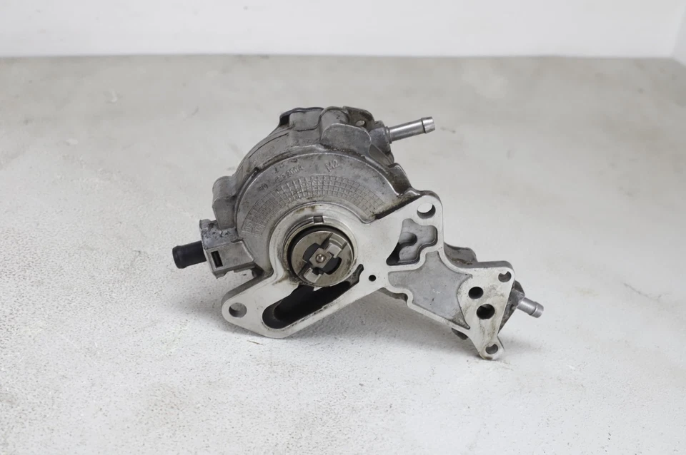 Volkswagen Passat B6 2007 2.0 TDI 103 kW Pompa Del Vuoto 038145209H 060804D Foto 2 de 4