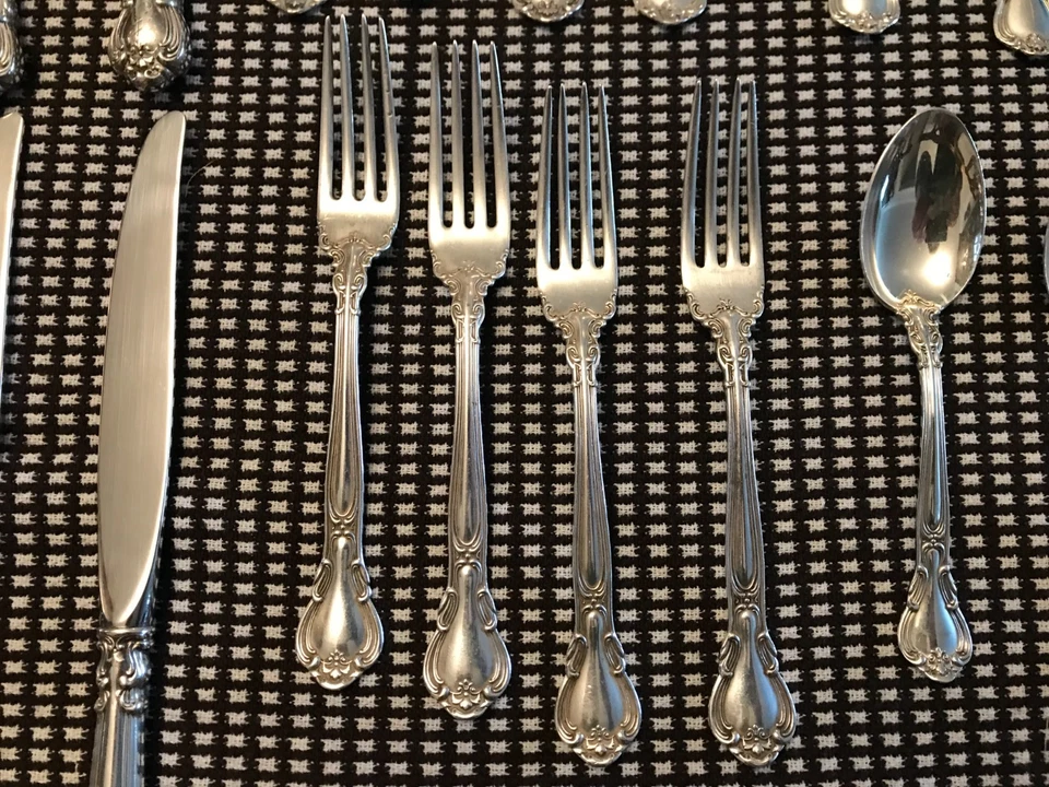 Cuatro, 5 piezas Gorham Chantilly ajustes de cena de plata esterlina, 21 piezas en excelente estado usado Foto 2 de 4