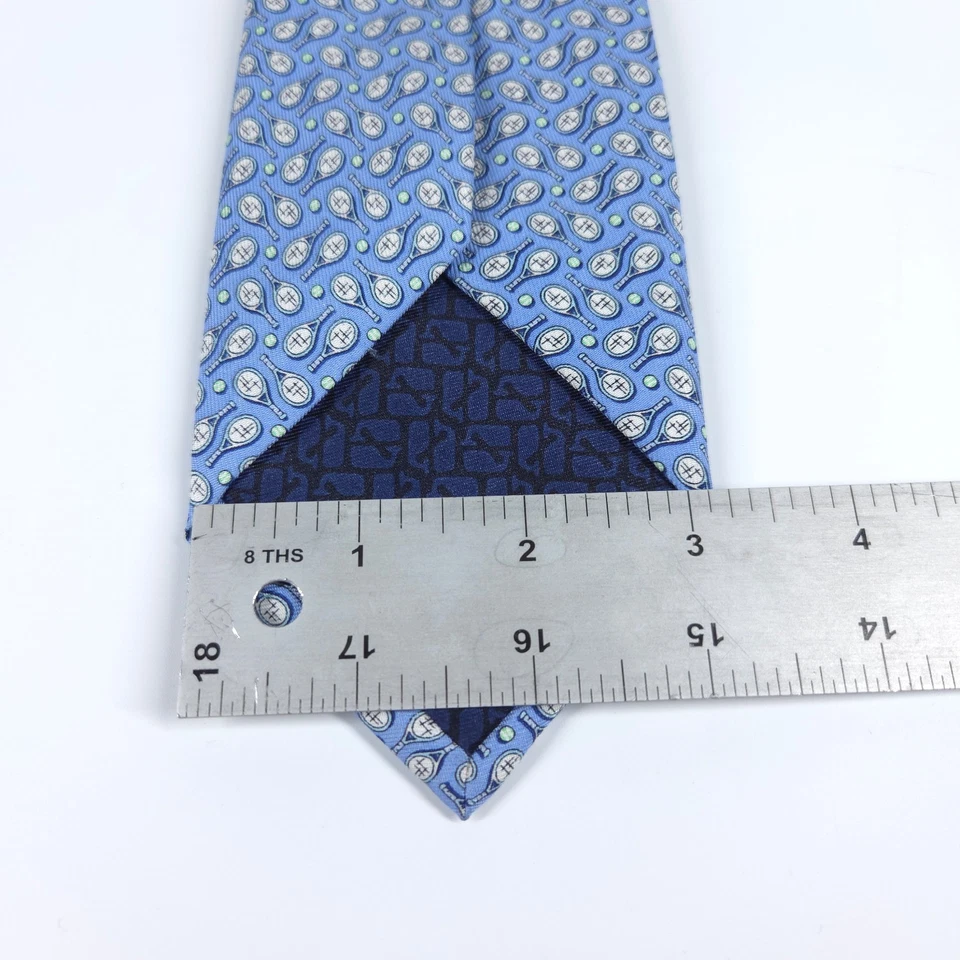 Corbata de tenis y pelotas Vineyard Vines para hombre 3x60 azul estampado 100 % seda Foto 2 de 4