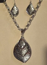 Tri Leaf Pendant Necklace Silver Tone Chain and Pendants with Earrings _16"-18"