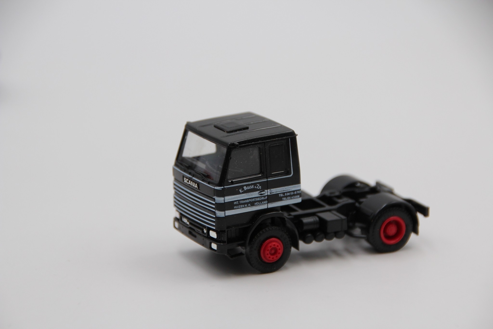 Trattore Herpa Scania 142 V8 nero ""K. Baas Huizen Olanda"" 1:87/H18438