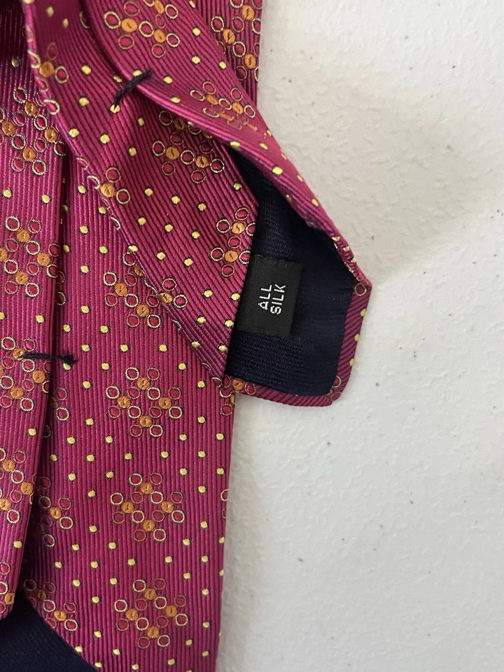 Holland & Sherry London 1836 几何图案手工制作纯丝绸领带洋红色 — 第 4/4 张图片