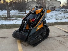 GiANT GS950T Stand-On Mini-Skid Track Loader Kubota 25HP Diesel