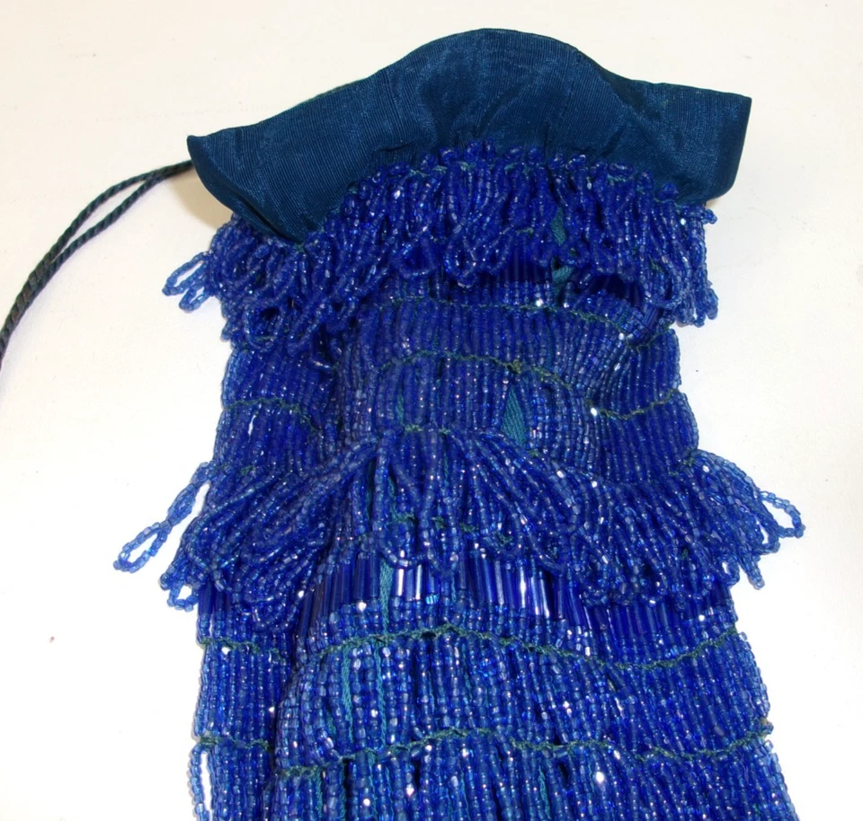 Antiguo bolso monedero Art Deco con solapa azul cobalto y cuentas de vidrio con cordón Foto 2 de 4
