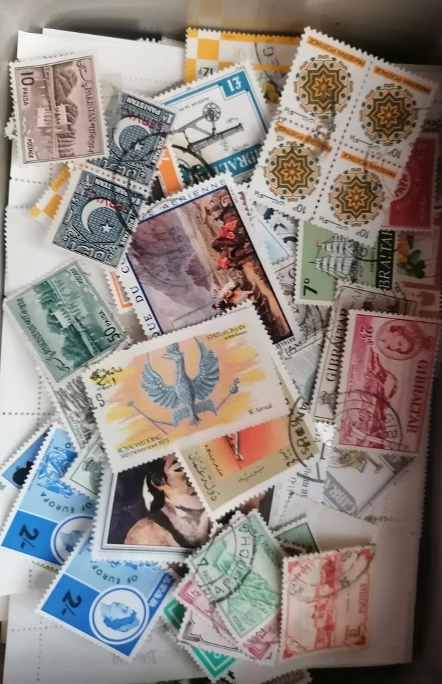 Une boîte à sucre pleine de timbres a trier voir description  + un viel album - Photo 2/4