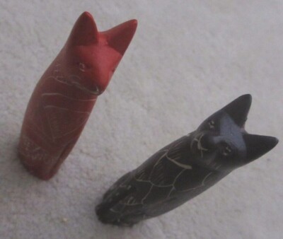 Paar süße Katzenfiguren aus Stein - rot und dunkellila - ca. 10 cm groß