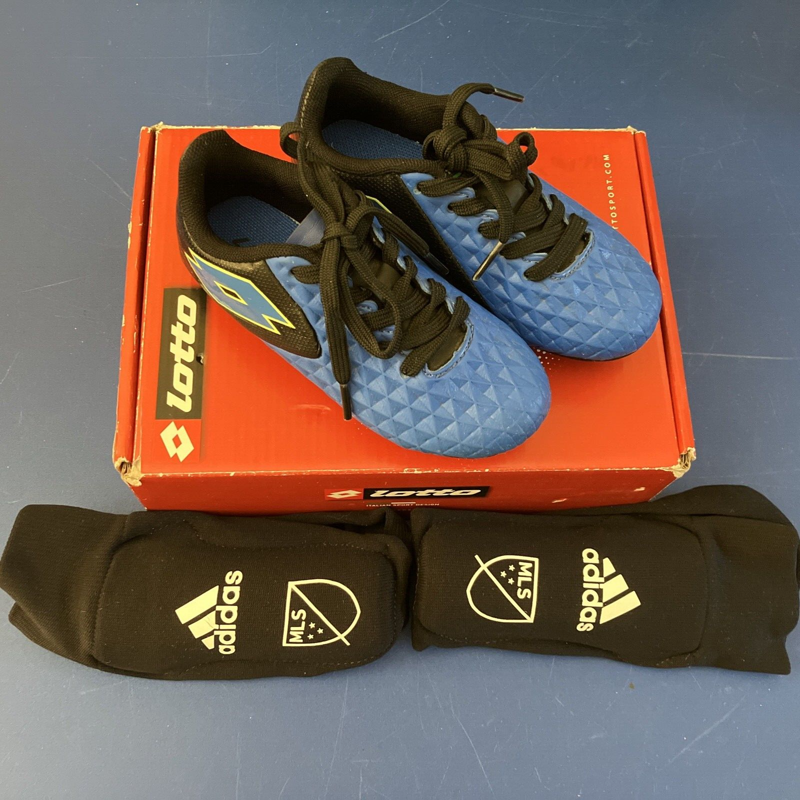 LOTTO TACCHETTE DA CALCIO BLU GIOVENTÙ FORZA ELITE 2 JR. Taglia 10 PLUS CALZINI. NUOVO IN SCATOLA