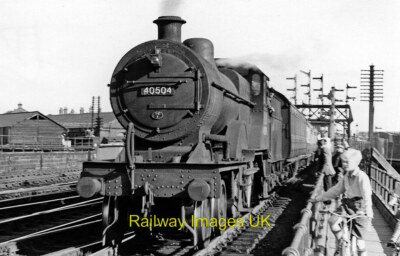 Eisenbahn Foto - Zug-Spotter beobachten den 4-4-0 Stn Piloten bei der Arbeit bei Derb um 1957