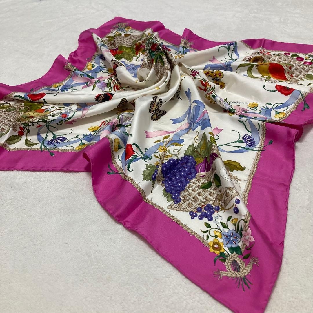 GUCCI 100% Silk Large Scarf Made in Italy　86cm x 86cm thumbnail 3