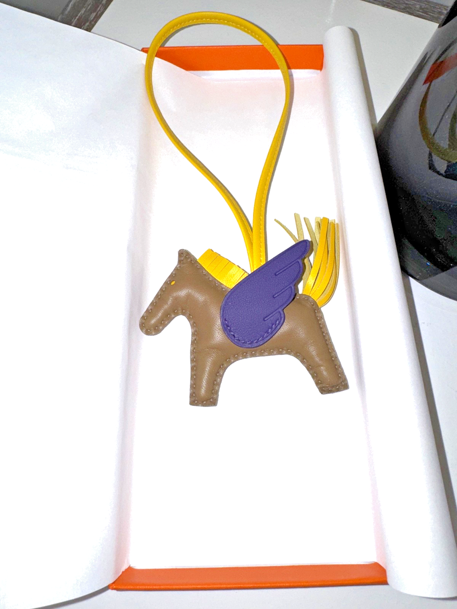 BNIB Hermes Rodeo Pegasus PM Charm Milo Etoupe, Jaune Milton