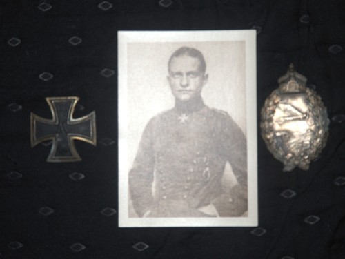 GERMAN WW 1 PILOT BADGE AND IRON CROSS WITH PICTURE