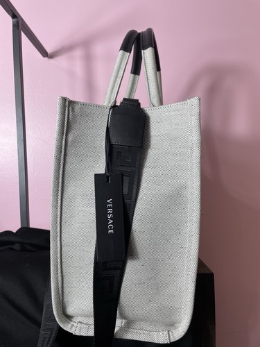 Bolso de Mano Versace La Medusa Grande de Lona Tachonada Nuevo con Etiquetas Venta al por menor $1675 - Imagen 9 de 11