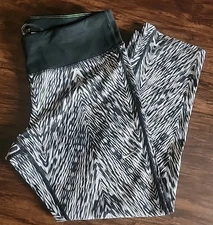 Nike Dri Fit Capri Leggings Womens Medium Epic Tight Running Zebra  Black White 