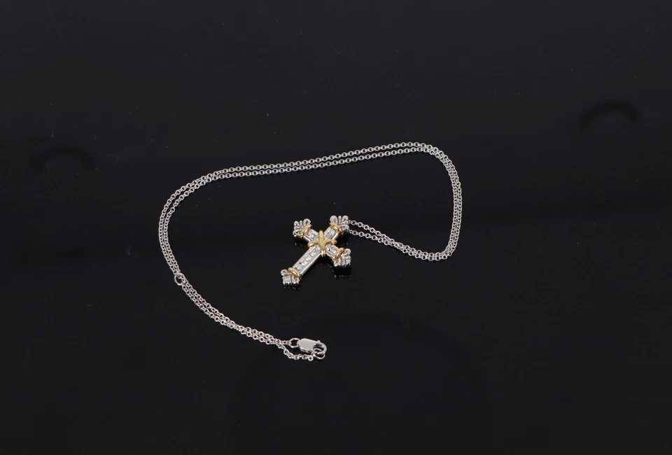 Collar con colgante de cruz de diamantes redondos de oro amarillo de 18 quilates de platino SBI de $4,750 Foto 3 de 4