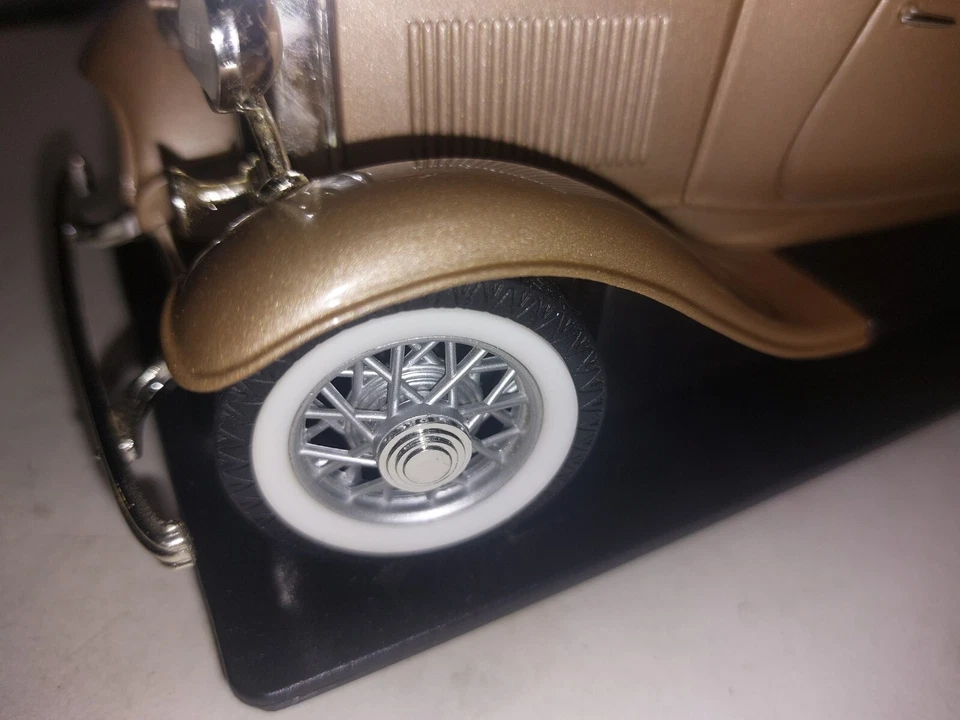 1932 Ford 3 Window Coupe Gold 1/18 Diecast Model Car Road Signature - Изображение 3 из 4
