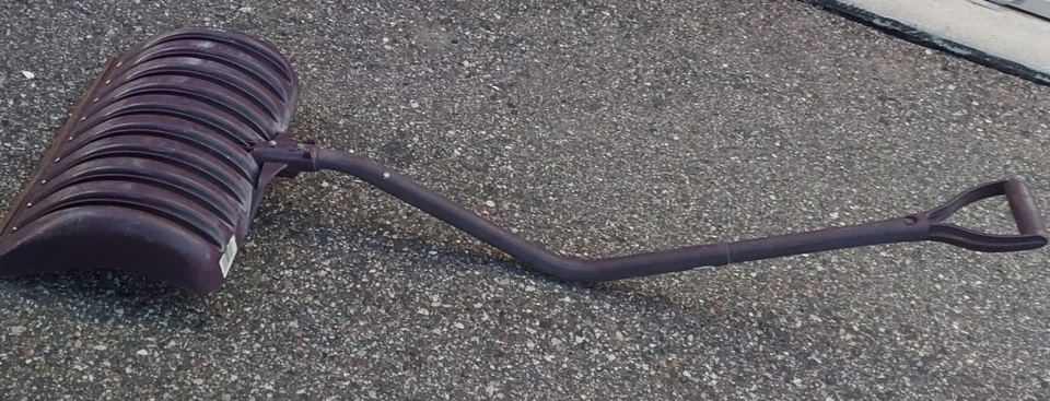 Easy Lifting Snow Shovel - Image 2 of 4