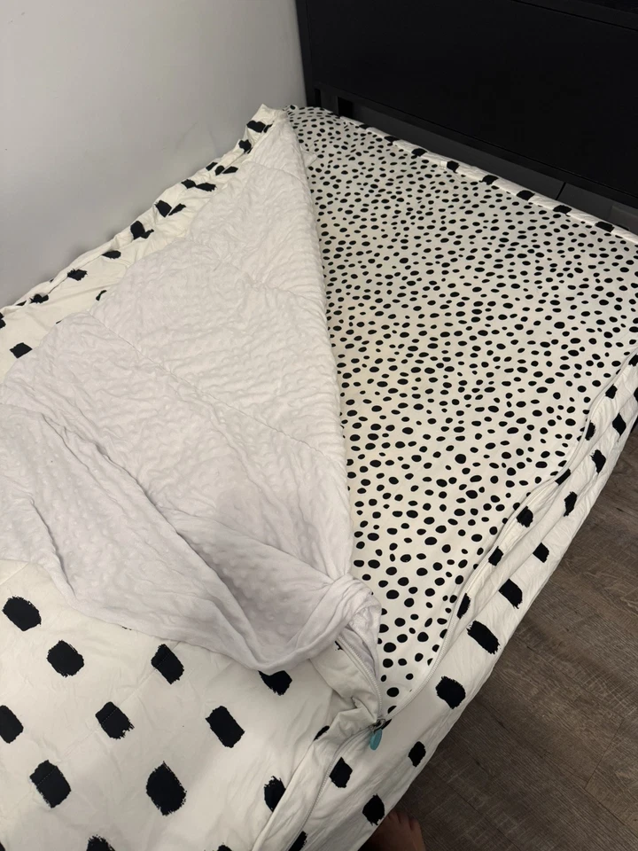 Beddys Dash Twin Comforter & Zip Base White/Black GUC - Image 3 of 4