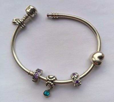 Pandora kultiges Silberarmband mit Herzstopper plus drei schönen Charms.