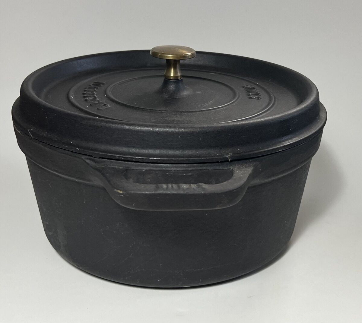 Staub Cast Iron Dutch Oven 4Qt Round La Cocotte Matte Black Staub Cast Iron Dutch Oven 4Qt Round La Cocotte Matte Black