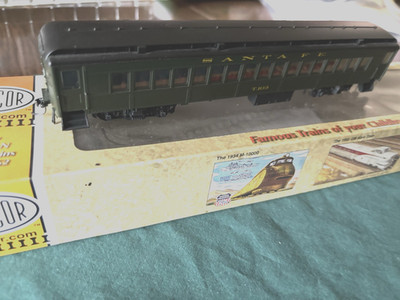 Con-Cor 0001-094009 Santa Fe Coach T103 - HO, Lighted