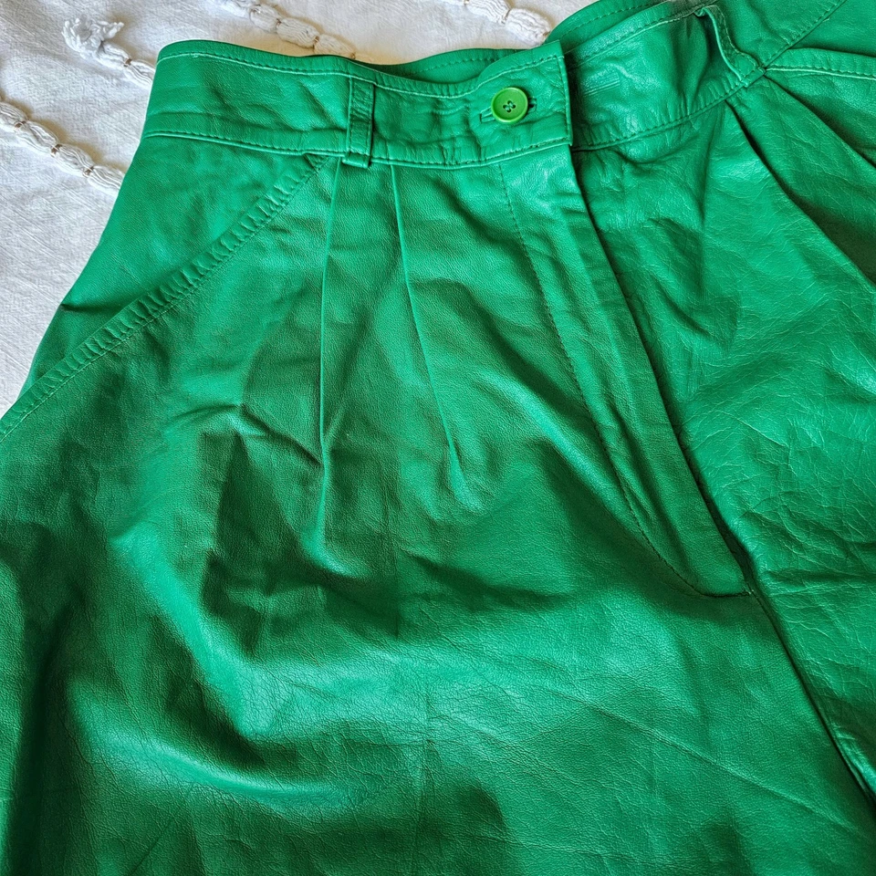 Pantalones Cortos De Colección Años 90 Cintura Alta Cuero Verde Para Mujer XS O S Foto 3 de 4