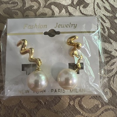 Vintage Fashion Jewelry New York Paris Milan Zig Zag Earrings Faux Pearl 