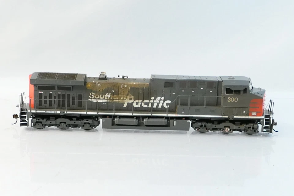 RoundHouse HO Scale DCC Locomotive Southern Pacific 300 AC4400CW - Image 2 of 4