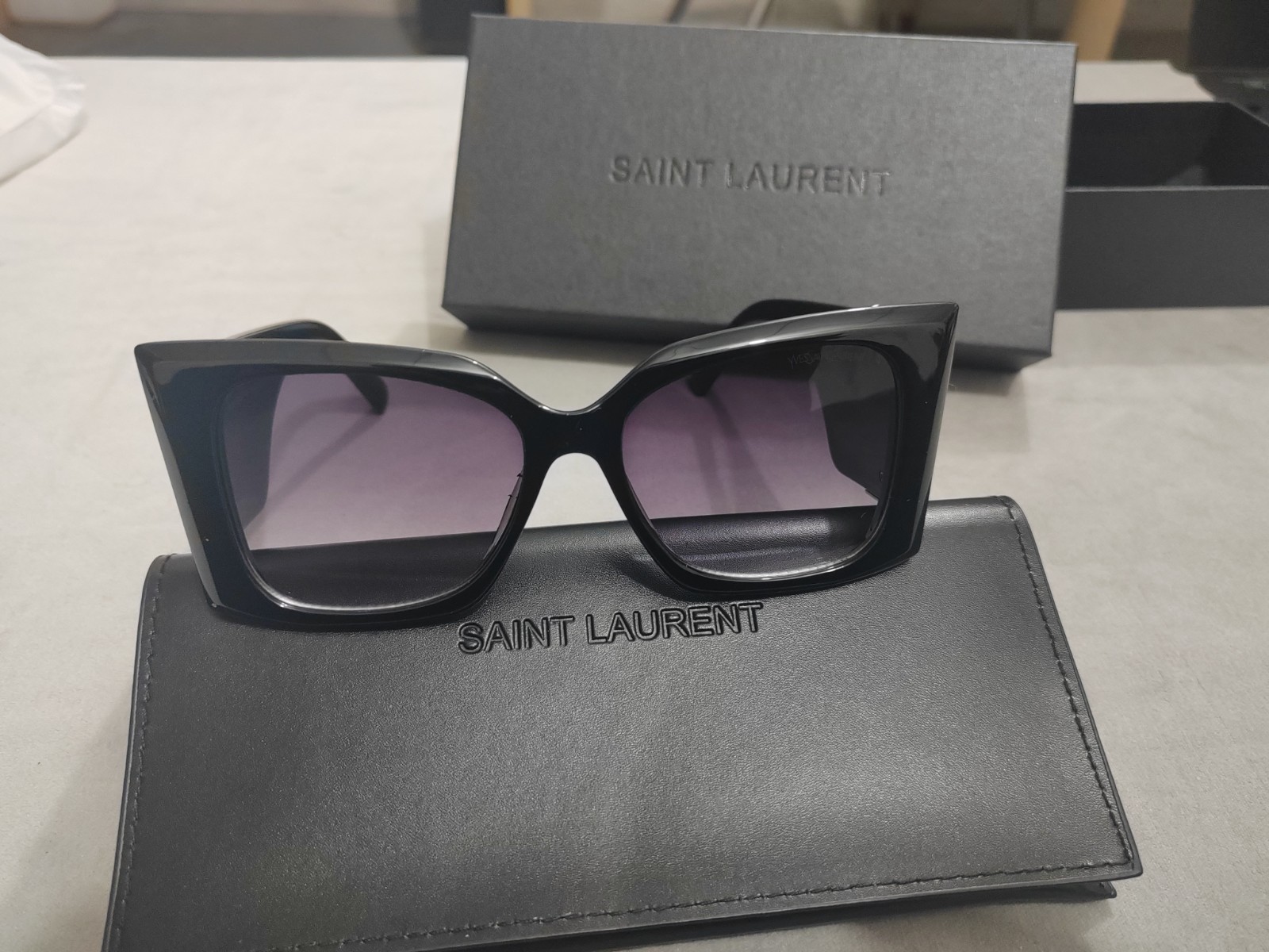 Occhiali da sole popolari NUOVI Saint Laurent SL neri bordo grande logo oro caldi