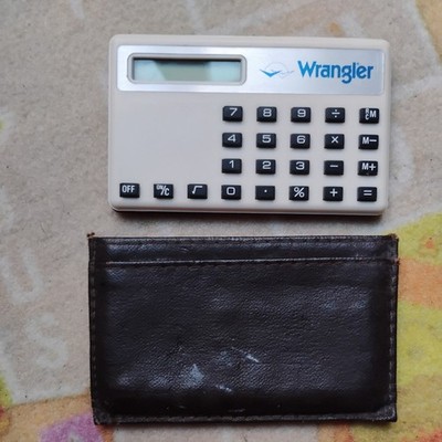 Vintage ''Wrangler'' Card Style elektronischer Taschenrechner mit Etui 1983