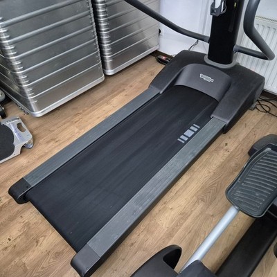 Technogym Laufband Run Forma Fitness Gym schwarz kaum benutzt