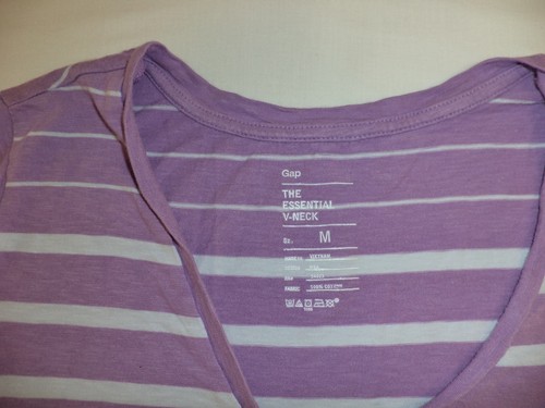 T-shirt Gap manica corta viola, grigia e bianca a righe scollo a V taglia M K#9424 - Foto 3 di 4