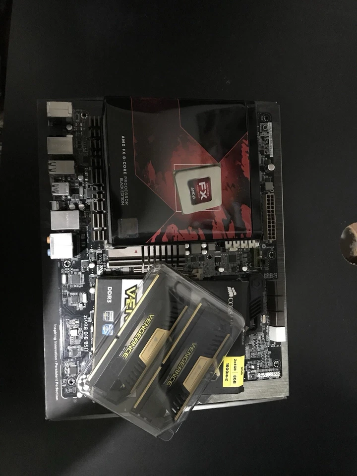 Asus Sabertooth 990 FX R2.0 - Image 2 of 3