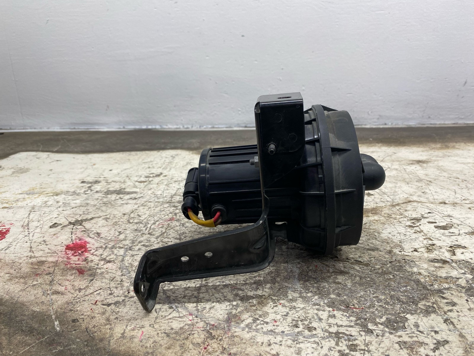 2010-2020 BENTLEY MULSANNE OEM FRONT RIGHT SECONDARY INJECTION PUMP W/ BRACKET