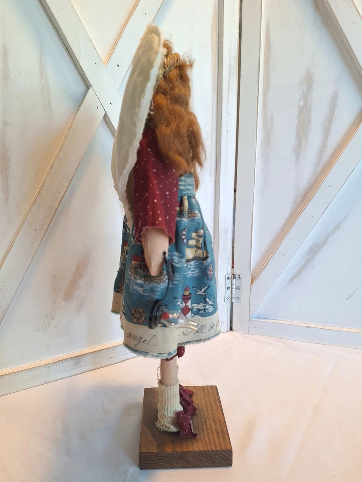 Figura de muñeca ángel faro country primitivo sobre soporte de madera 14,5" H  Foto 4 de 4