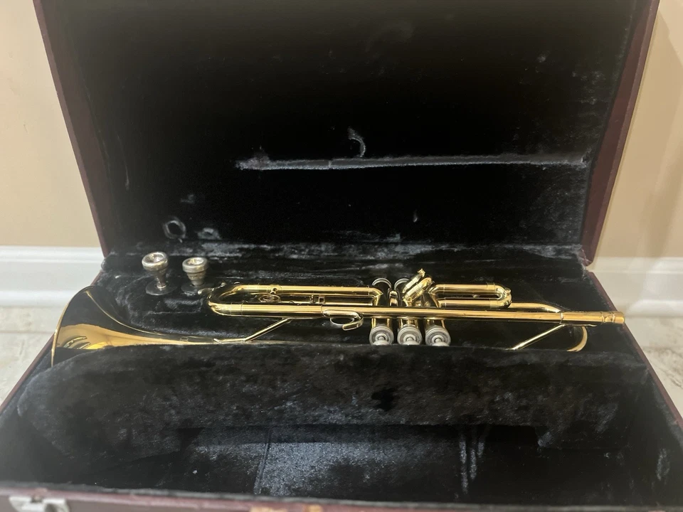 Trompete Holton BB com acessórios - Imagem 4 de 4