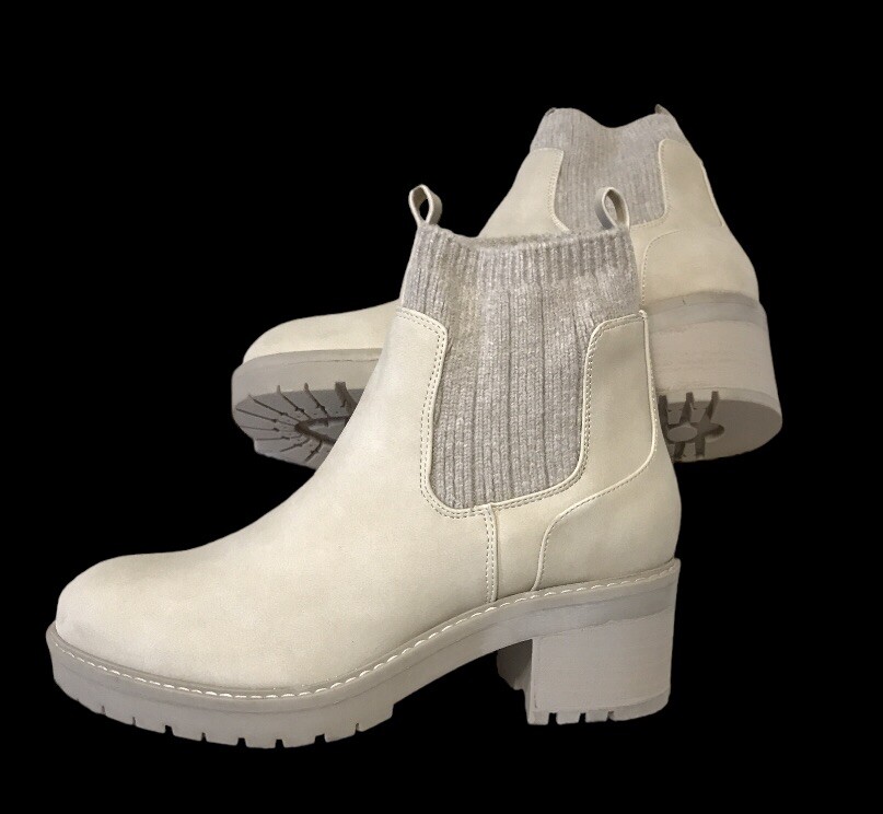 B-52 Bullboxer Women's Beige Leather Ankle Lug Boots Booties