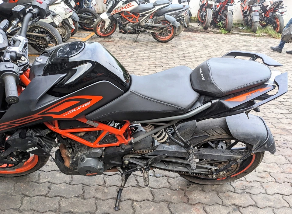 Capa de assento de bicicleta KTM DUKE 200, QUALIDADE PREMIUM FEITA À MÃO AJUSTE AO TAMANHO - Imagem 3 de 4
