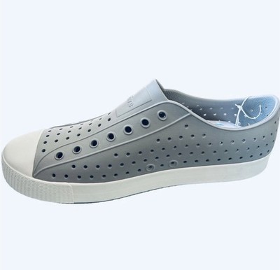 Native Jefferson Grey & White Unisex EVA Slip On Water Shoe Mens Sz 9 EU 42 New