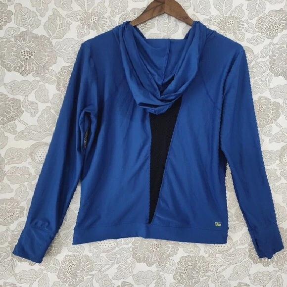 Jersey deportivo con capucha de encaje para mujer C&C California L Foto 2 de 4