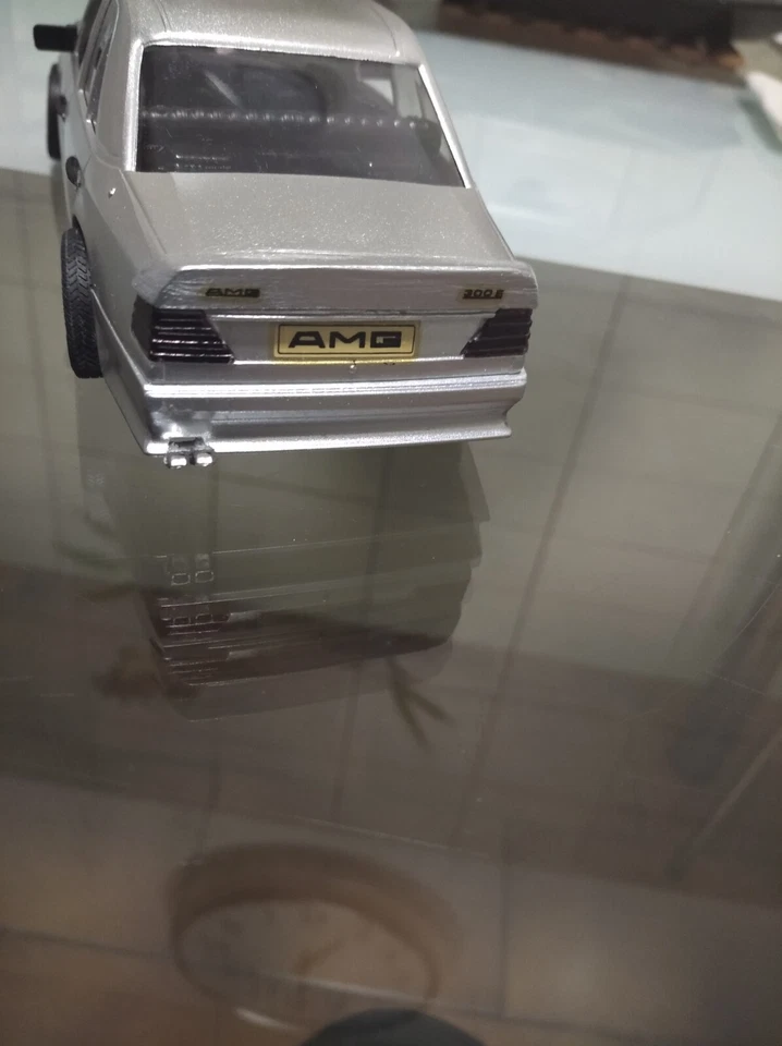 Modellino Mercedes 300 E AMG in Plastica scala 1: 24 Argento Metallizzato - Immagine 3 di 4