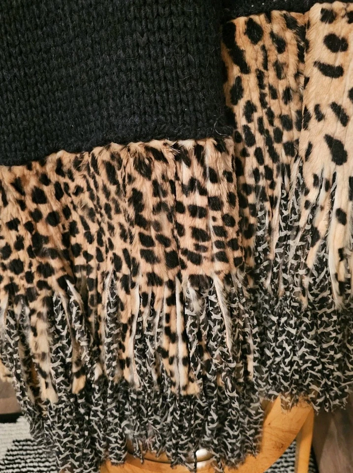 Enorme bufanda tejida con piel vintage Alessandro Dell'Acqua  Foto 2 de 4