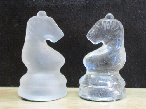 One Clear & One Frosted Knight Ersatzfiguren Kardinal Glas Schach 1-9/16"